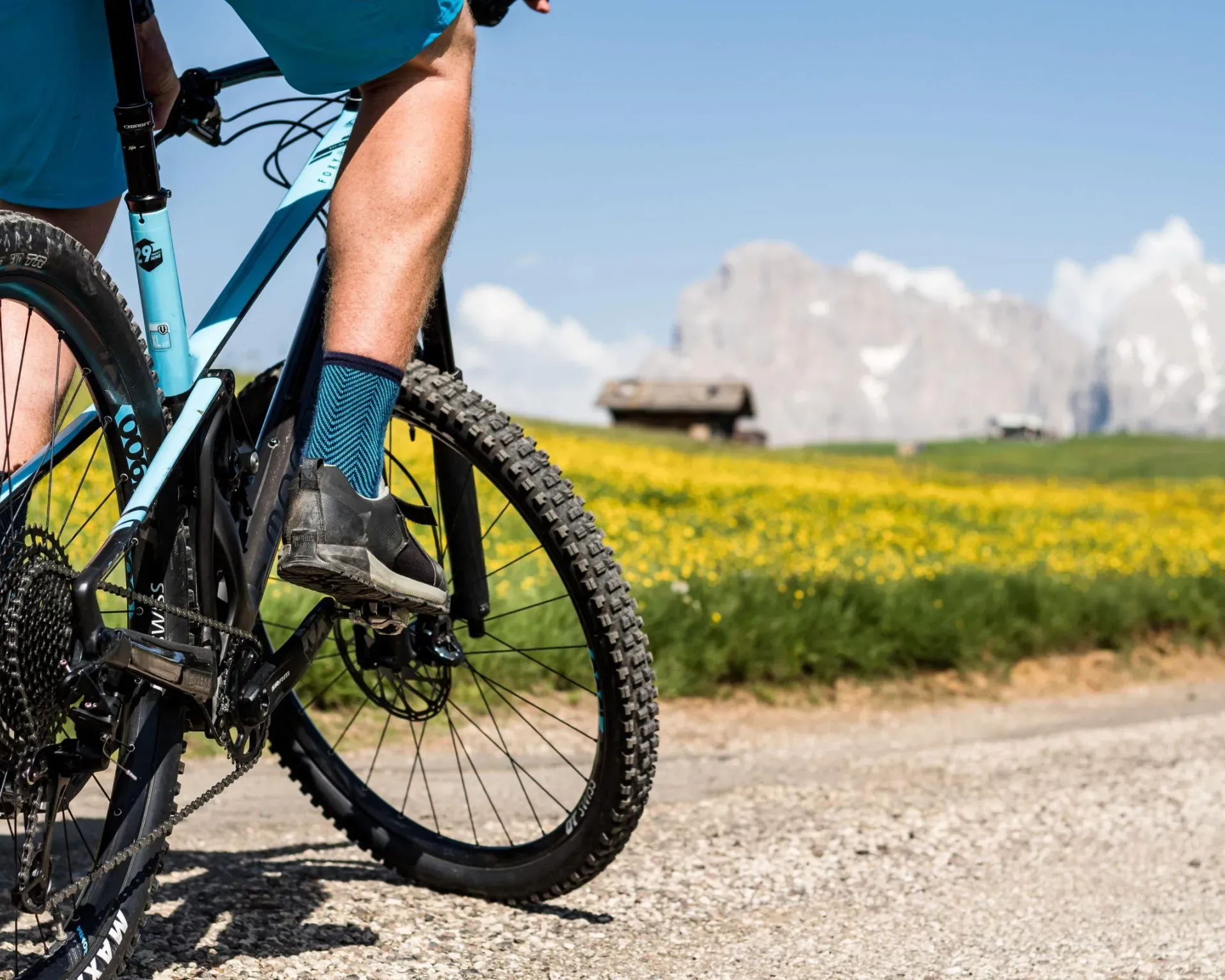Ciclista sull’Alpe di Siusi a primavera